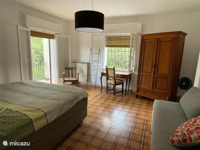 Location de Vacances Italie, Ligurie, Apricale, villa - Casa Bianca Apricale Dans cette chambre (taille 5 X 5 m) il y a un lit de 1,80 x 2 mètres et un canapé-lit de 1,40 x 2 mètres (de très bonne qualité, Innovation). À côté se trouve un balcon qui donne sur la piscine.