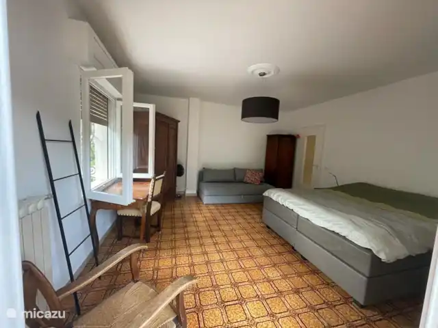 Location de Vacances Italie, Ligurie, Apricale, villa - Casa Bianca Apricale Beaux lits Swiss Sense.
Une CLIMATISATION se trouve dans les 2 grandes chambres. Dans la plus petite pièce, il y a un ventilateur (de Duux Whisper).