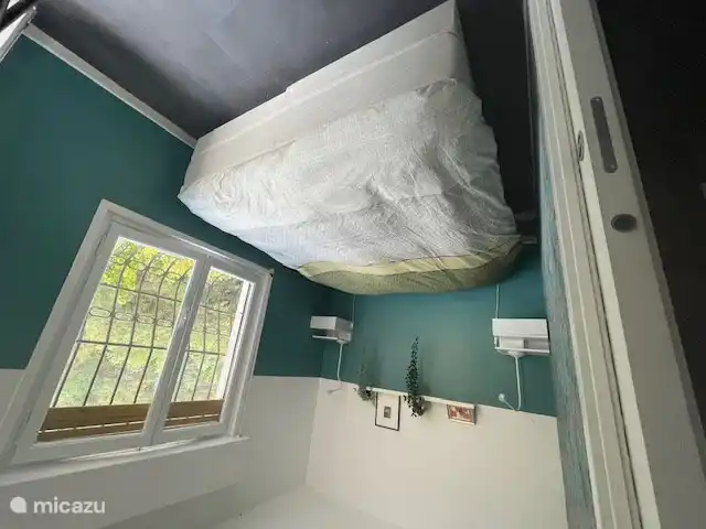 In diesem Schlafzimmer (Größe 3 x 2,50 M) befindet sich ein Bett von 1,80 x 2 Metern), Ebenfalls an dieses Schlafzimmer angrenzend befindet sich ein Balkon mit Blick auf Isolabona (Dies ist der gleiche Balkon wie das andere Schlafzimmer). 