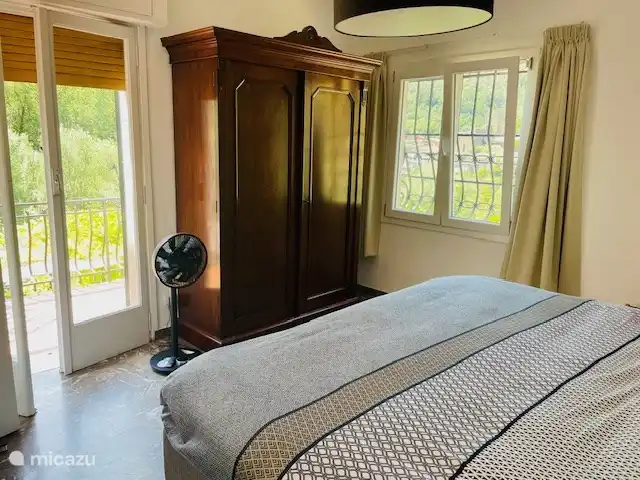 Location de Vacances Italie, Ligurie, Apricale, villa - Casa Bianca Apricale Dans cette chambre (taille 5,5 x 5,5 M), il y a un lit de 1,80 x 2 M, une lingerie spacieuse et dispose également d’un balcon, d’où vous avez une vue sur Isolabona.