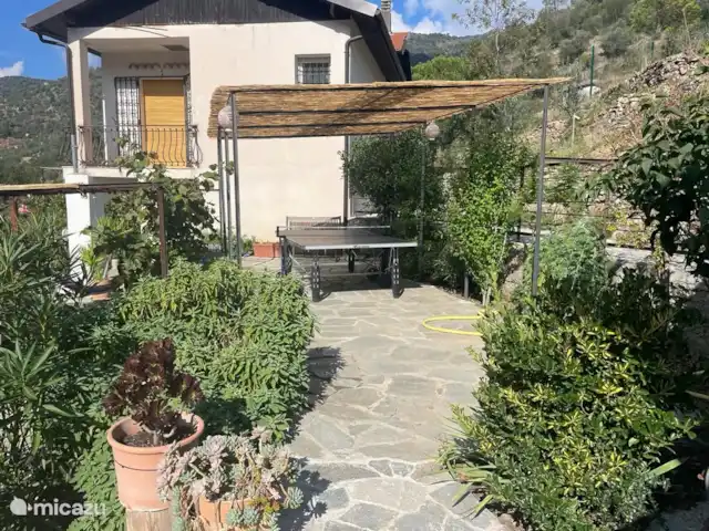 Location de Vacances Italie, Ligurie, Apricale, villa - Casa Bianca Apricale Table de ping pong sur la terrasse attenante à la maison.