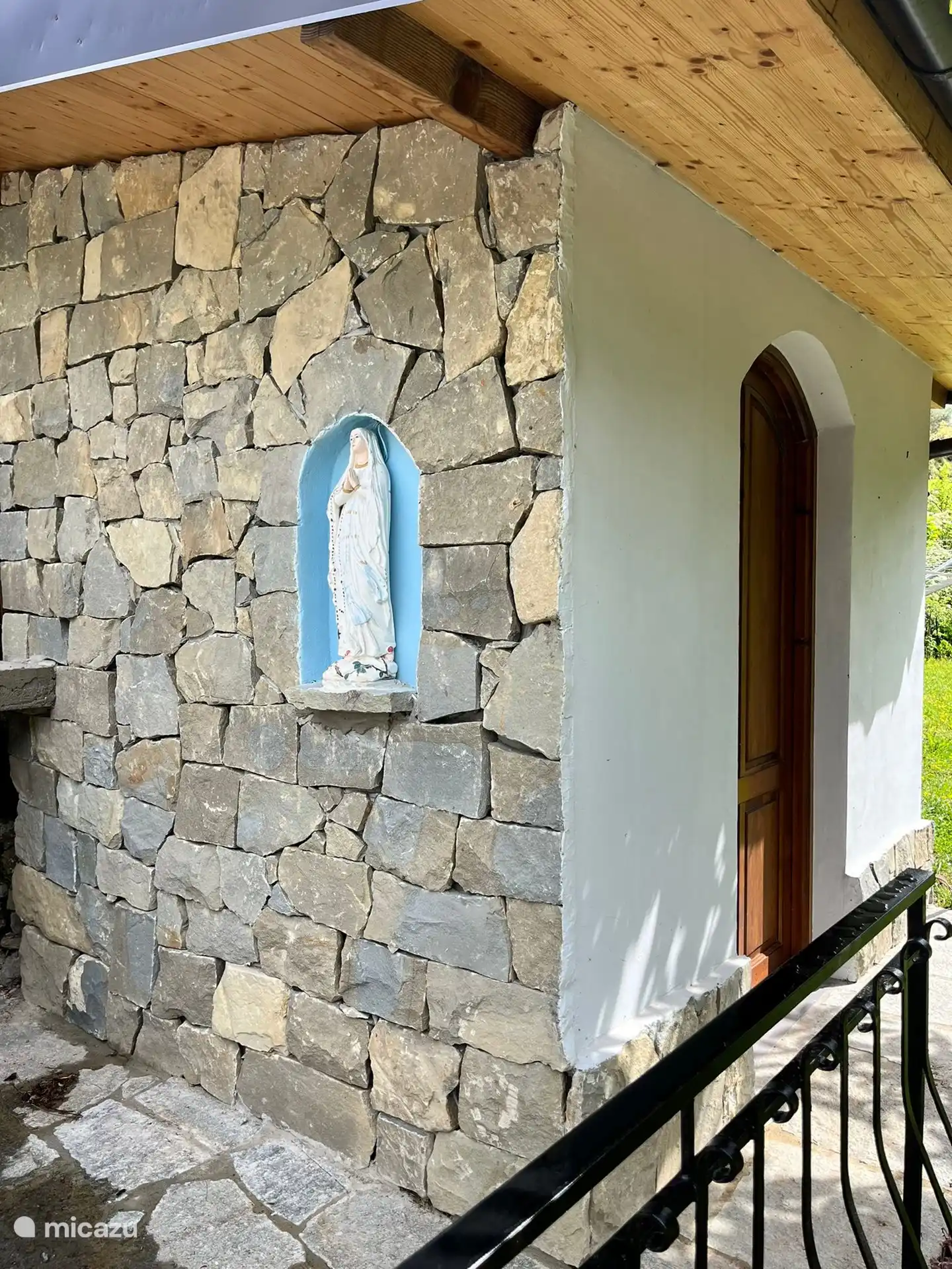 Badezimmer im Freien mit Dusche, Waschbecken, Waschmaschine und Trockner