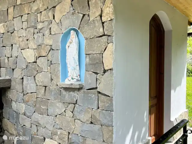 Location de Vacances Italie, Ligurie, Apricale, villa - Casa Bianca Apricale Salle de bain extérieure avec douche, lavabo, lave-linge et sèche-linge