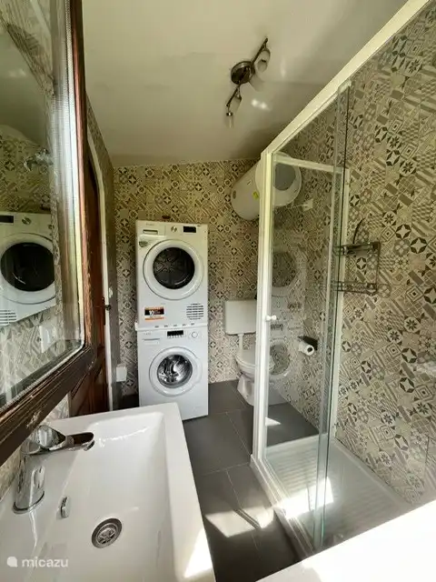 Badezimmer im Freien (mit Waschmaschine und Trockner)