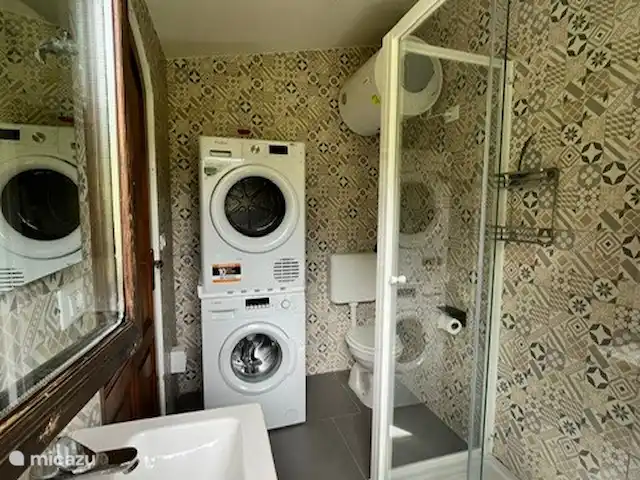 Location de Vacances Italie, Ligurie, Apricale, villa - Casa Bianca Apricale Salle de bain extérieure (avec lave-linge et sèche-linge)