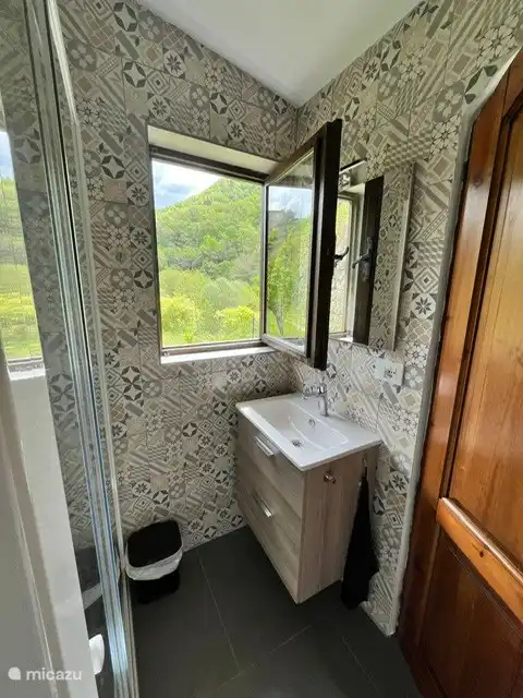 Badezimmer im Freien (mit Waschbecken) 