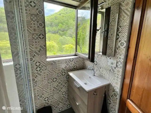 Location de Vacances Italie, Ligurie, Apricale, villa - Casa Bianca Apricale Salle de bain extérieure (avec lavabo)