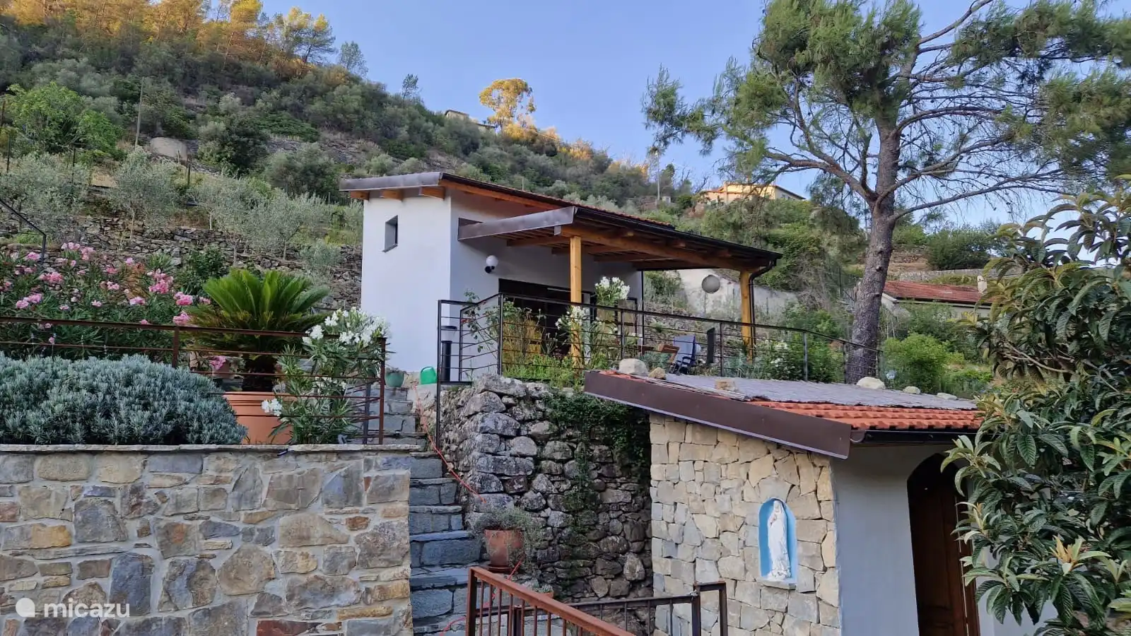 Gästehaus (im Moment nicht in Gebrauch), aber schöner Platz zum Sitzen.
