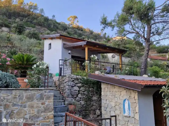 Location de Vacances Italie, Ligurie, Apricale, villa - Casa Bianca Apricale Maison d’hôtes (pas utilisée pour le moment), mais bel endroit pour s’asseoir.
