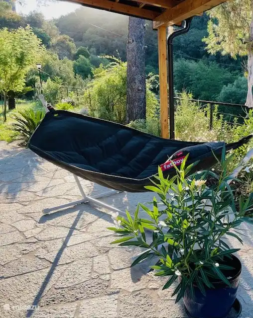Eine schöne Hängematte auf der Terrasse des Gästehauses.
