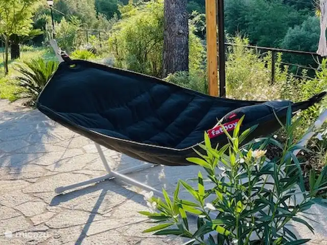 Location de Vacances Italie, Ligurie, Apricale, villa - Casa Bianca Apricale Un joli hamac sur la terrasse de la maison d’hôtes.