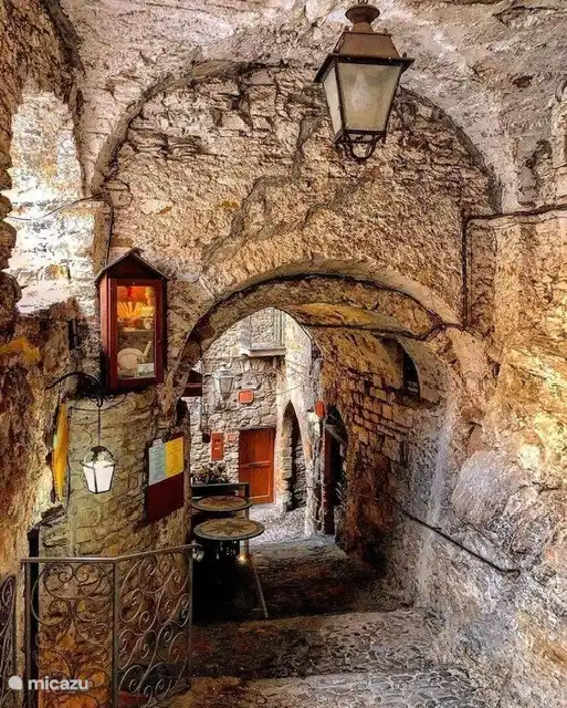 Die Häuser von Apricale sind entlang der festen Linien gebaut. Die Carrugi, die Gassen, bieten malerische Ausblicke und überraschen mit malerischen Winkeln. Wenn man an den hoch aufragenden Häusern und unter den Steinbögen vorbeigeht, ist es, als wäre die Zeit stehen geblieben.