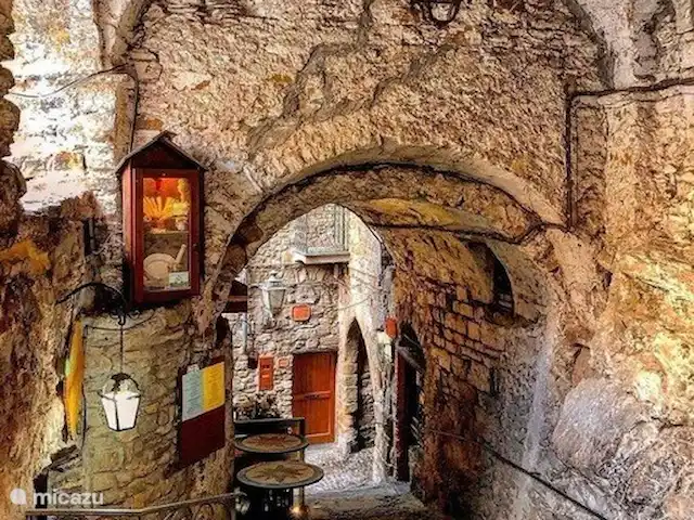 Location de Vacances Italie, Ligurie, Apricale, villa - Casa Bianca Apricale Les maisons d'Apricale sont construites selon les lignes fixes. Les carrugi, les ruelles, offrent des vues pittoresques et surprennent avec des coins pittoresques. En passant devant les maisons hautes et sous les voûtes en pierre, c'est comme si le temps s'était arrêté.