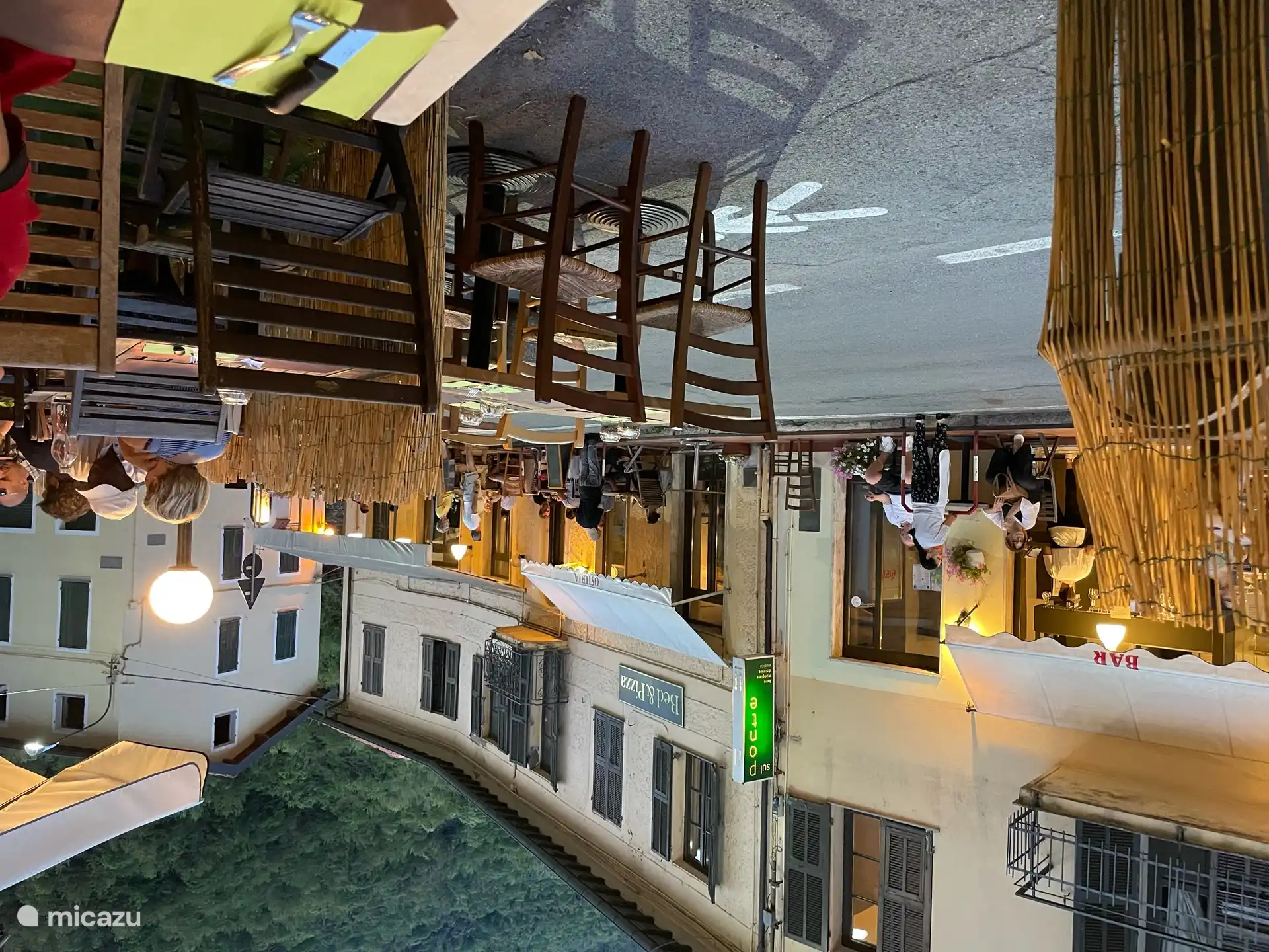 Gemütliche Terrassen der Pizzeria und Bar in Isolabona  