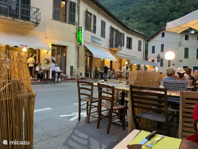 Location de Vacances Italie, Ligurie, Apricale, villa - Casa Bianca Apricale Terrasses confortables de la pizzeria et du bar à Isolabona