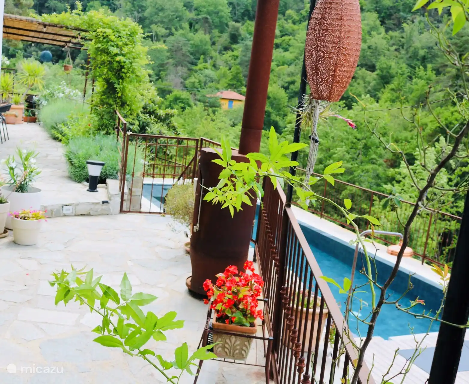 Von der 1. Terrasse gehen Sie über Treppen zum Swimmingpool und zur 2. Terrasse. Das Schwimmbad kann für Kinder mit einem Tor (und einem Schiebeschloss) verschlossen werden.  