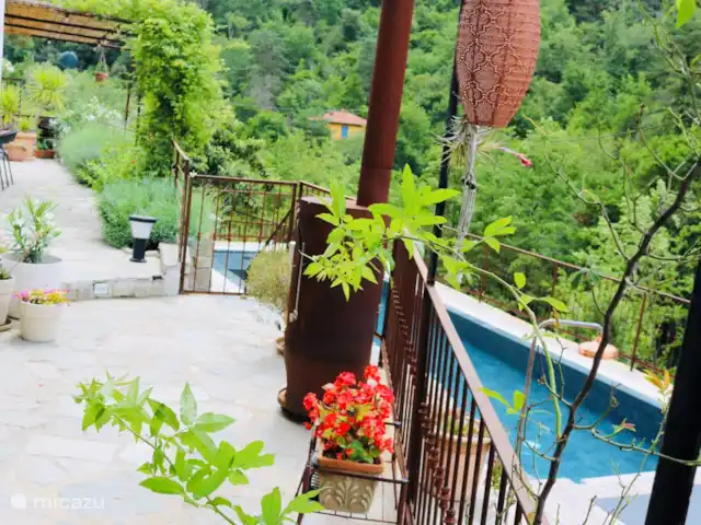Location de Vacances Italie, Ligurie, Apricale, villa - Casa Bianca Apricale Depuis la 1ère terrasse, vous empruntez des escaliers jusqu’à la piscine et la 2ème terrasse. La piscine peut être fermée pour les enfants au moyen d’un portail (et d’une serrure coulissante).