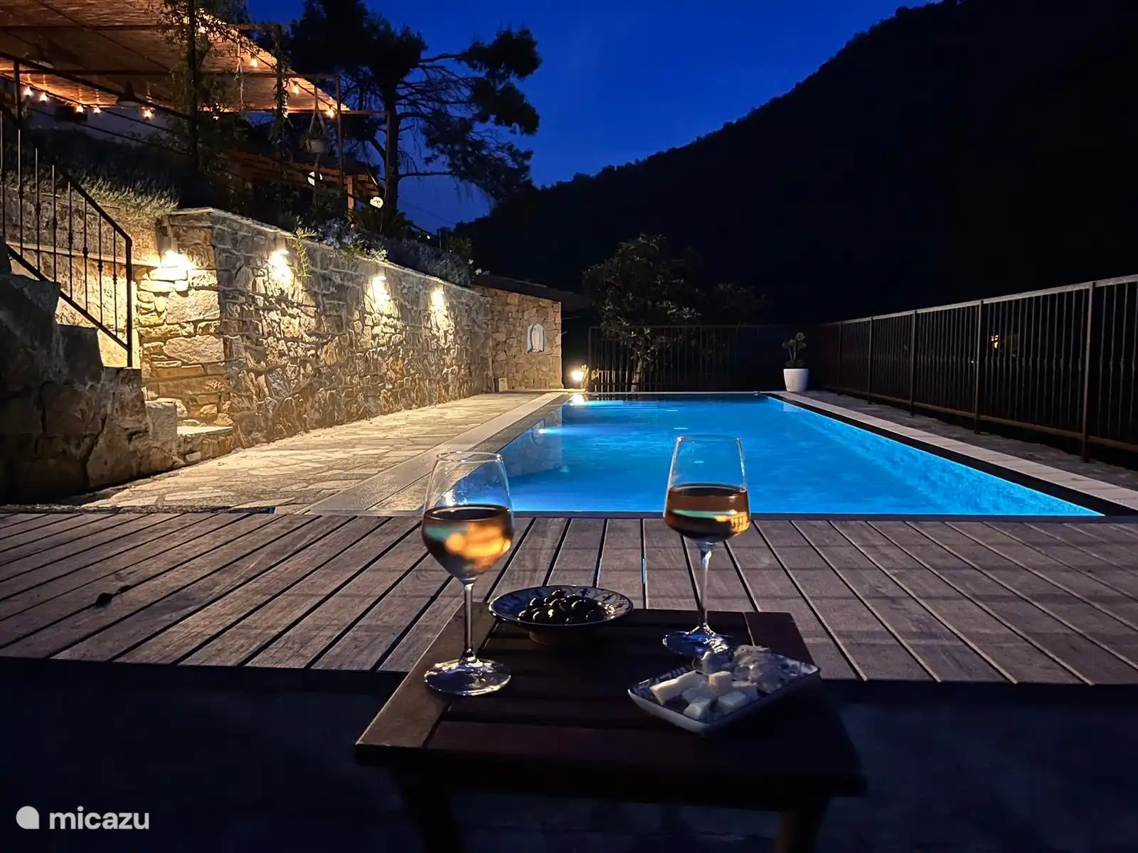 Salzwasser-Schwimmbad, 12 x 3 Meter. Die Tiefe beträgt 1,50 . Der Pool ist von Mitte April bis Ende Oktober beheizt.