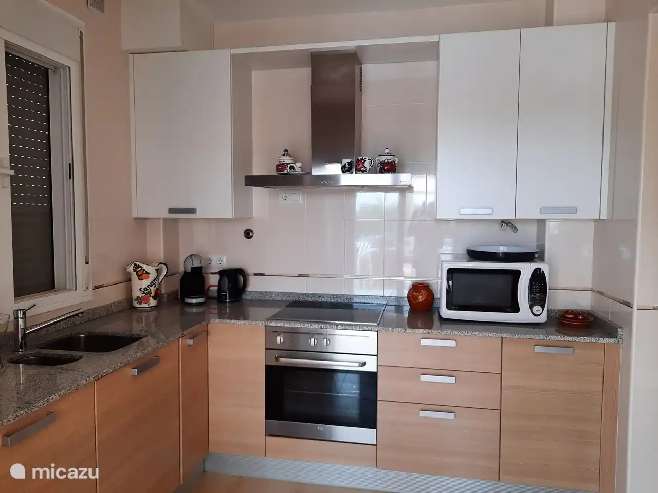 Cuisine avec micro-ondes, four, plaque à induction, hotte aspirante, réfrigérateur avec congélateur