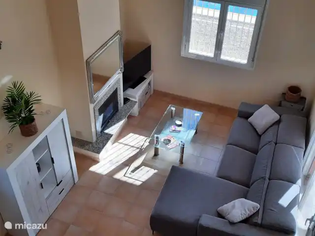 villa en España, Andalucía, Huércal-Overa – Casa Yucca Salón con amplio asiento y smart TV