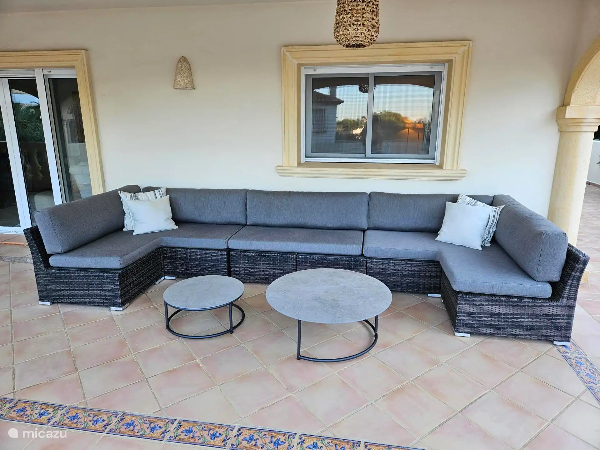 Loungeset in naya bij zwembad