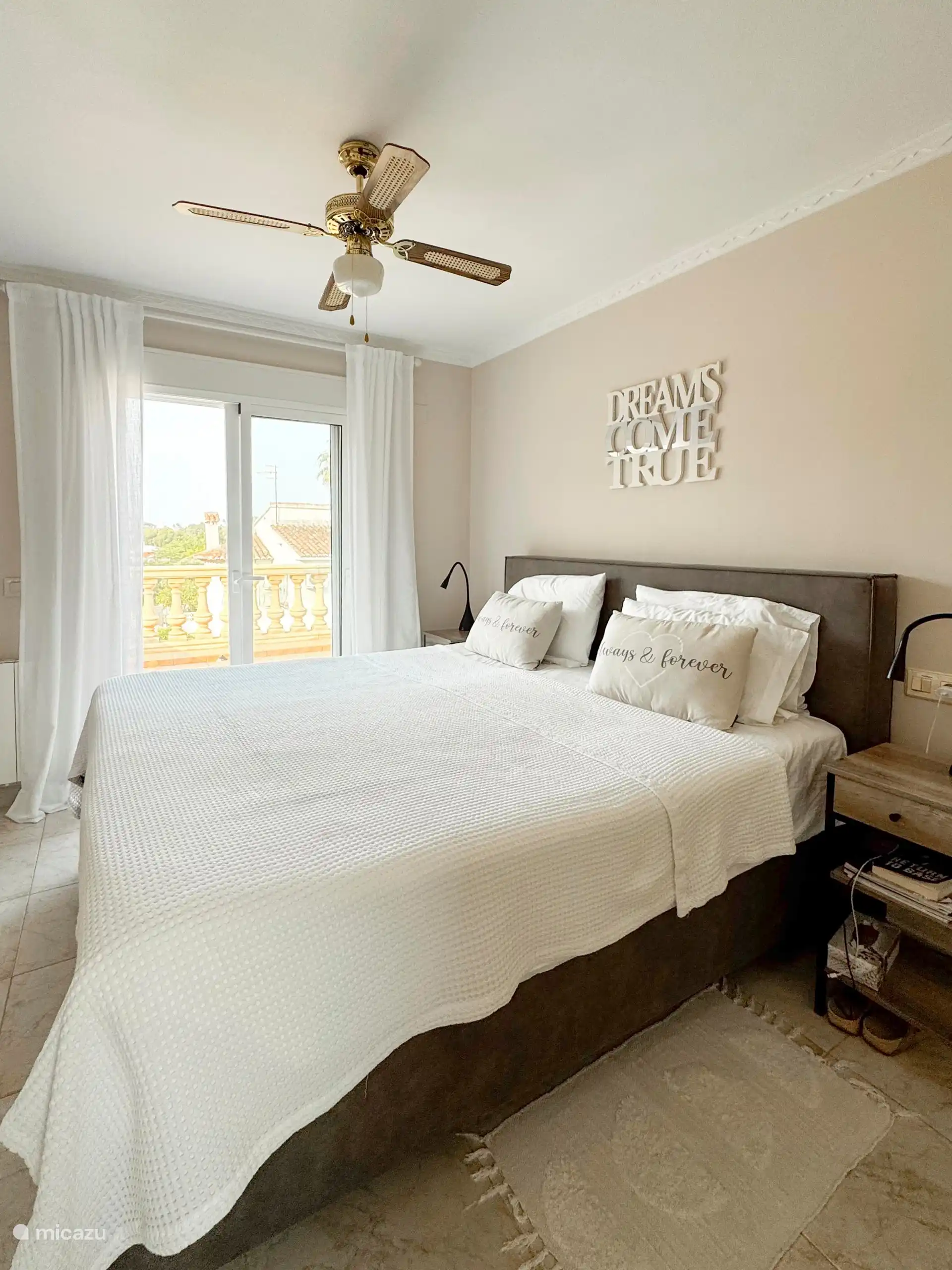 Chambre 1 avec climatisation, dressing et salle de bain attenante