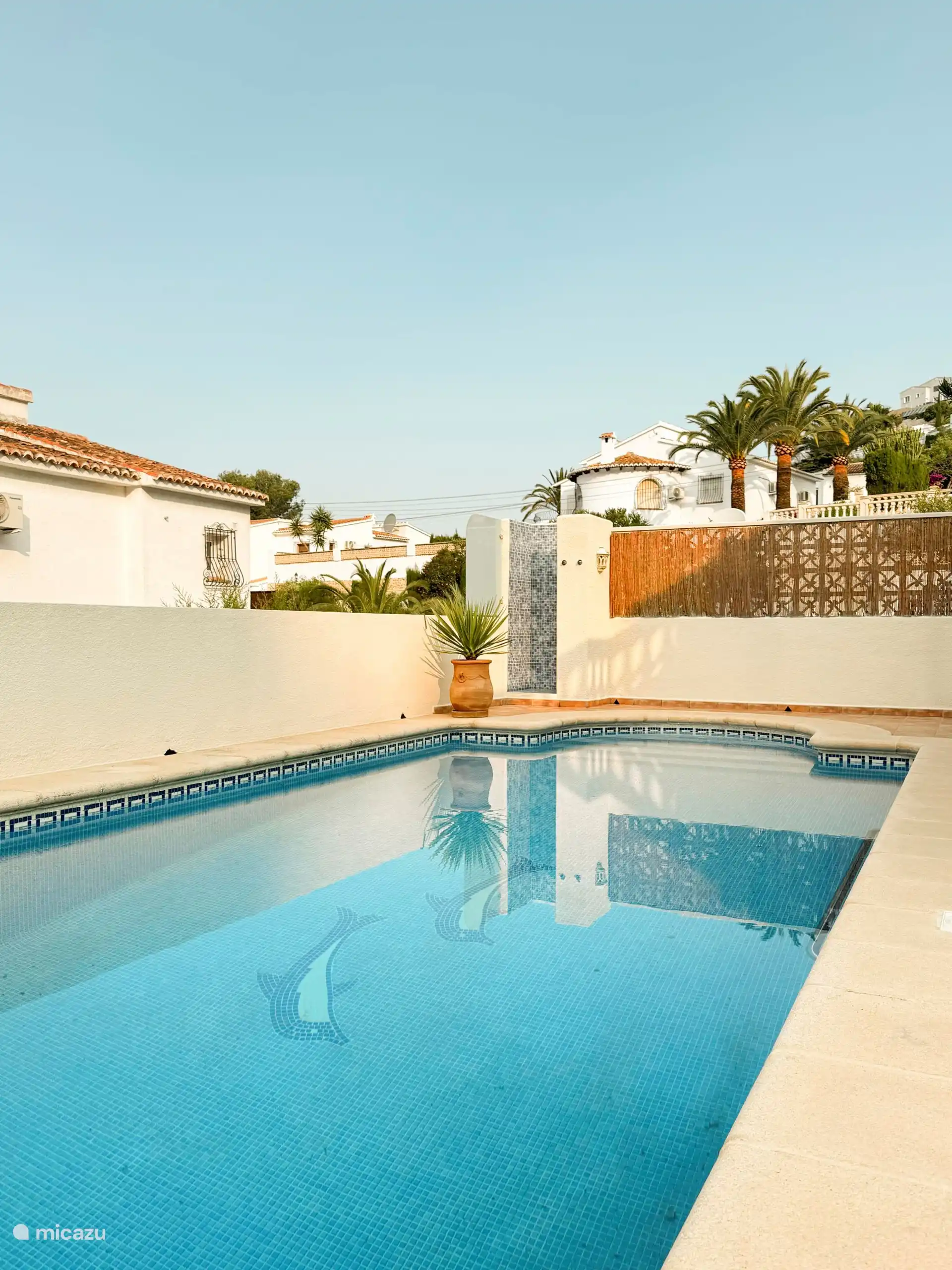 Piscine et douche extérieure