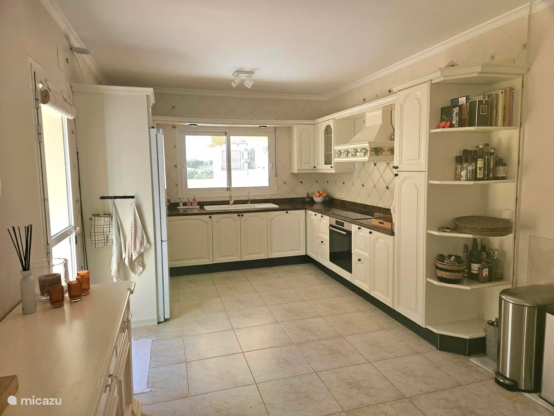 Keuken met nieuwe apparatuur