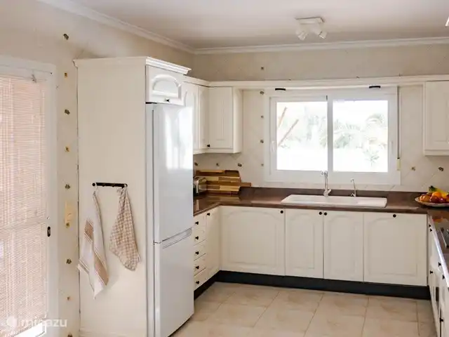 Casa Gorriones Moraira en España, Costa Blanca, Moraira - villa Cocina comedor con agua filtrada y potable.