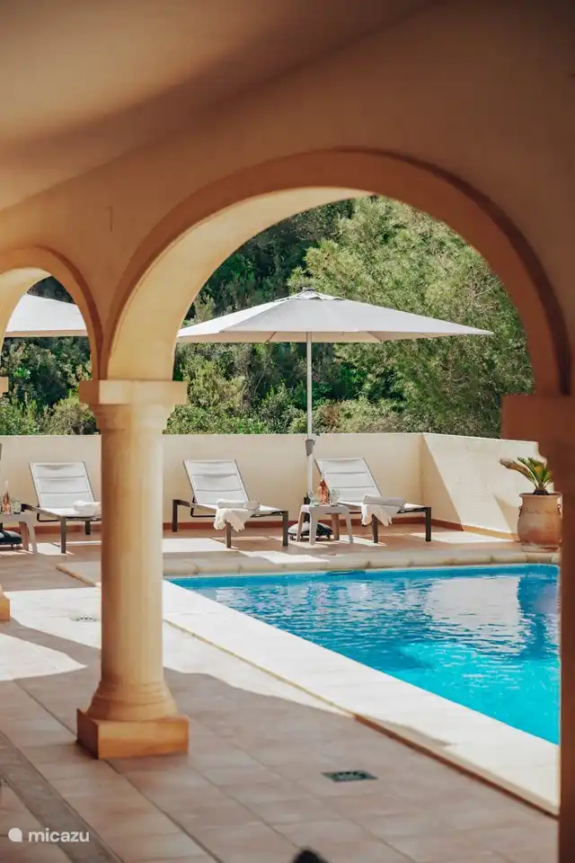 Liegen und Sonnenschirme am Pool