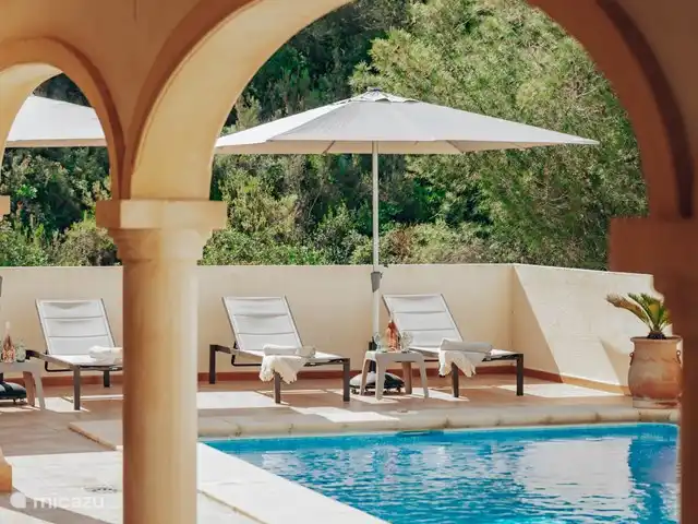 Casa Gorriones Moraira en España, Costa Blanca, Moraira - villa Tumbonas y sombrillas en la piscina