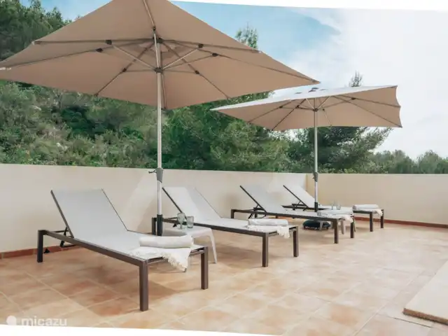 Casa Gorriones Moraira en España, Costa Blanca, Moraira - villa Tumbonas y sombrillas en la terraza junto a la piscina