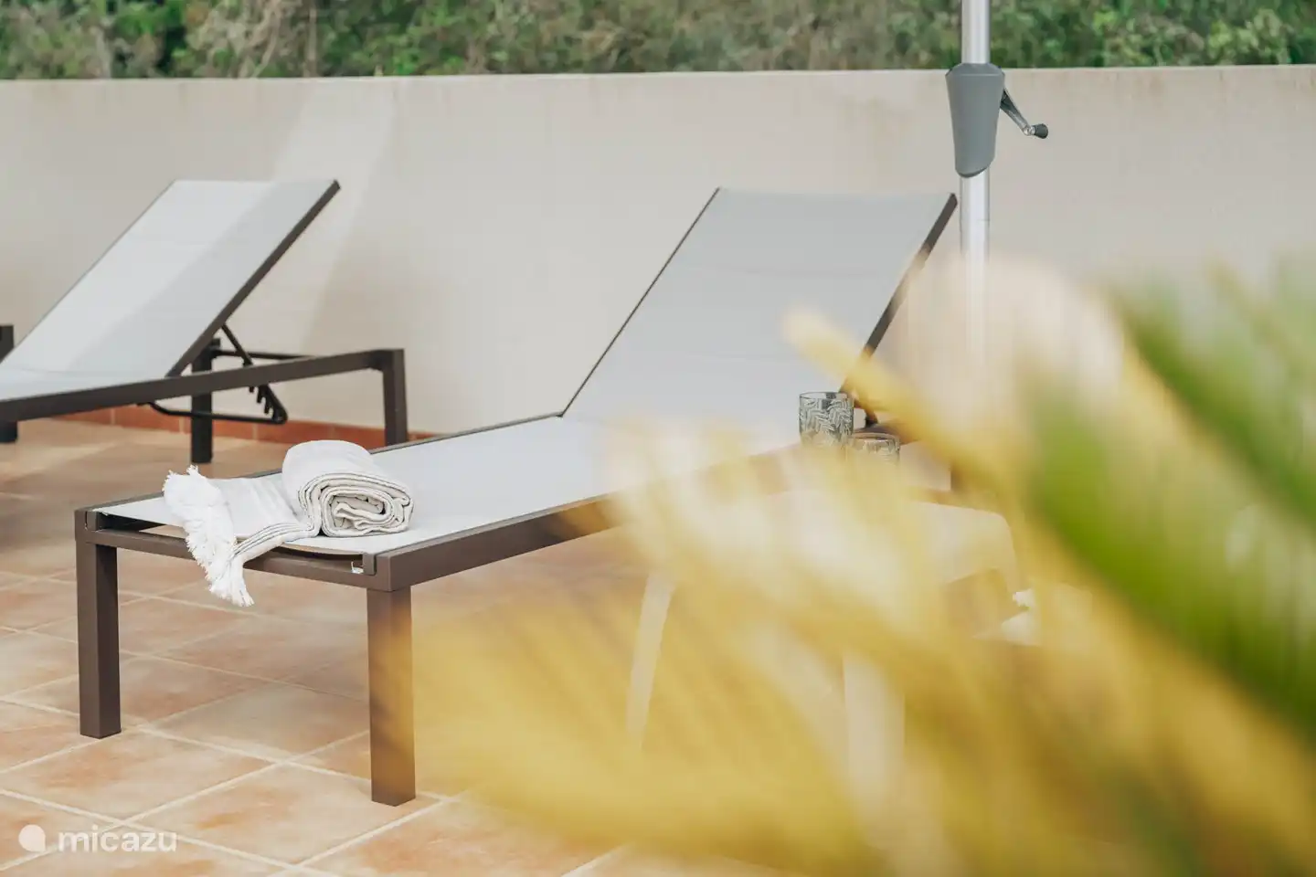 Liegen und Sonnenschirme am Pool