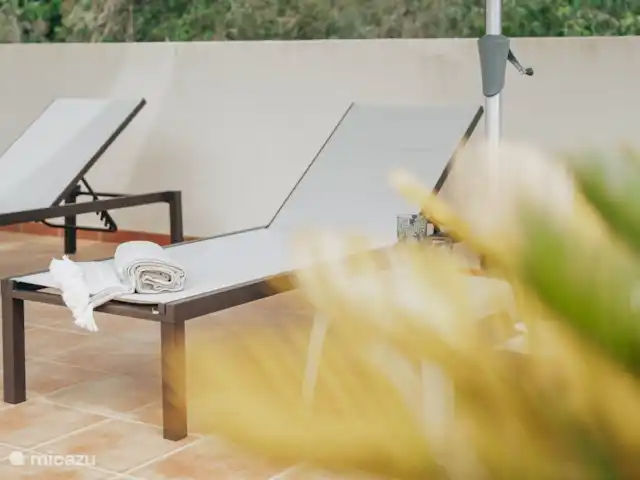 Casa Gorriones Moraira en España, Costa Blanca, Moraira - villa Tumbonas y sombrillas en la piscina