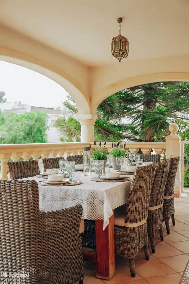 Esstisch draußen in der Naya