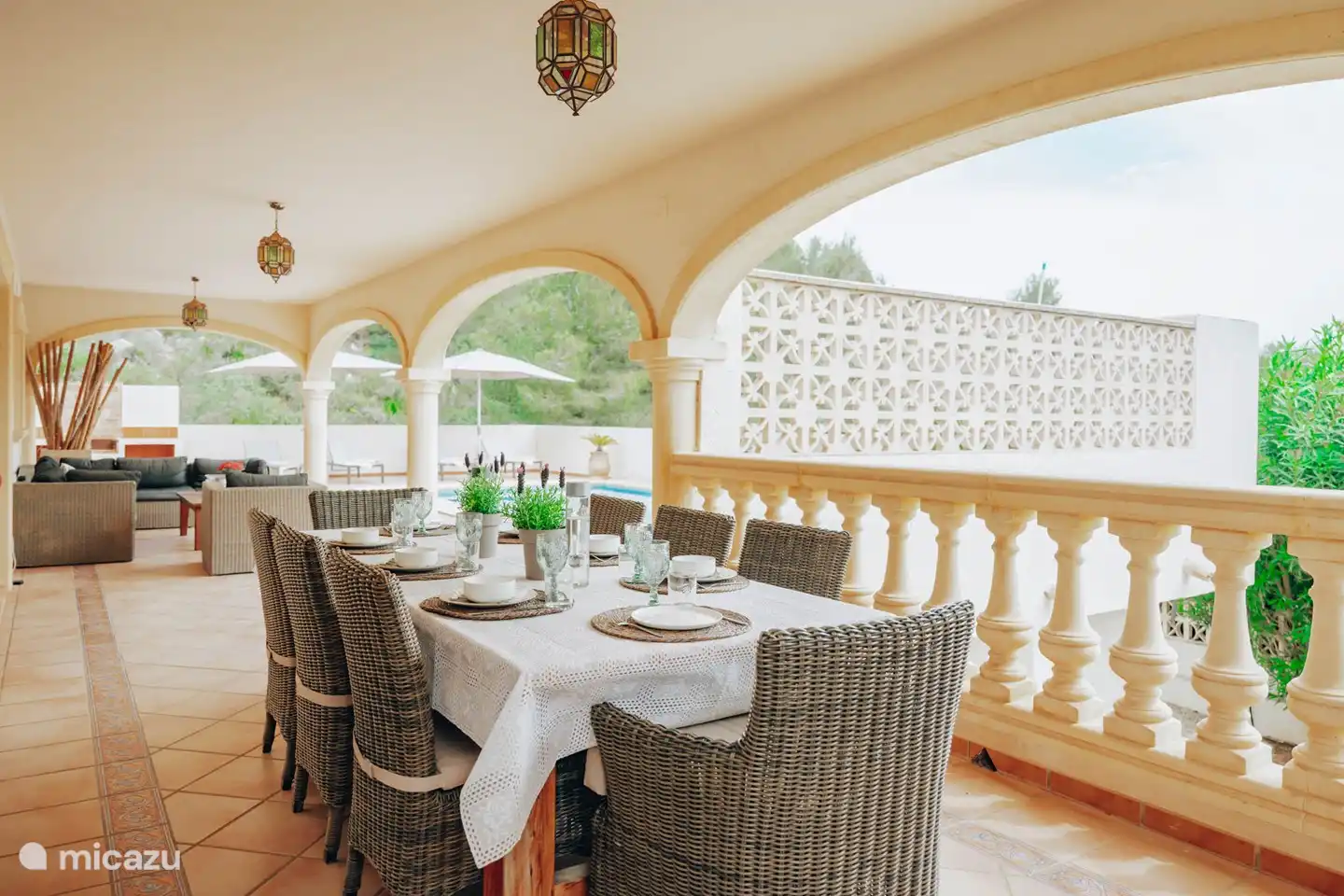 Die Naya in voller Sicht mit Swimmingpool mit Sonnenterrasse im Hintergrund