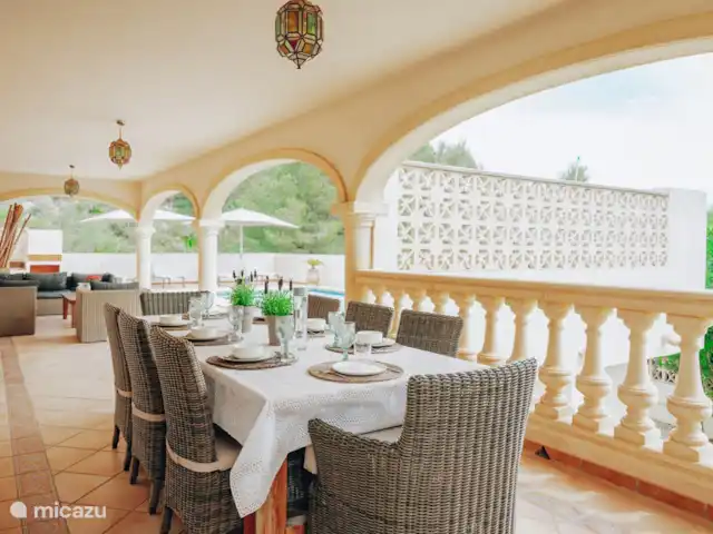 Casa Gorriones Moraira en España, Costa Blanca, Moraira - villa La naya a la vista con piscina con solárium al fondo