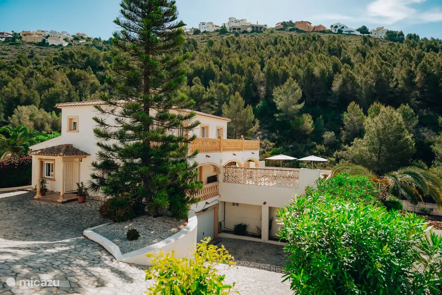 Villa von der Straßenseite