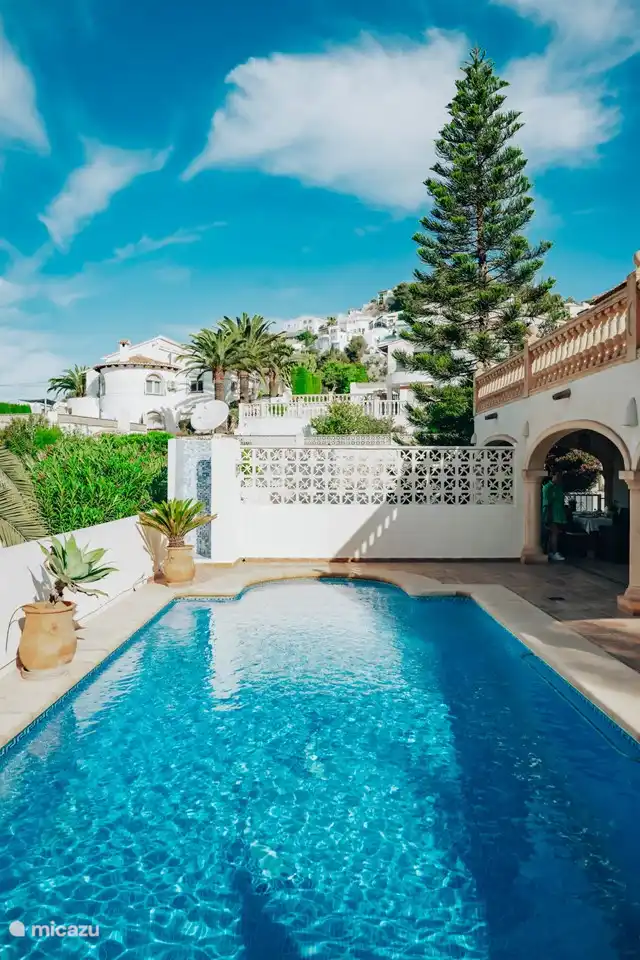 Swimmingpool und Außendusche