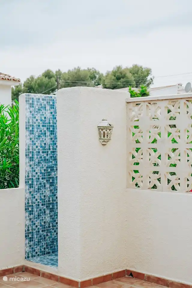 Außendusche am Pool