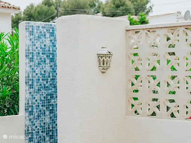Casa Gorriones Moraira en España, Costa Blanca, Moraira - villa Ducha exterior junto a la piscina