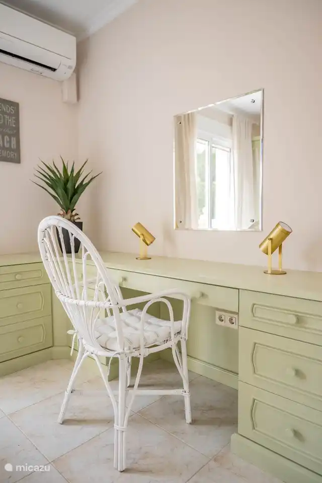 Schlafzimmer 3 mit Klimaanlage und Schminktisch
