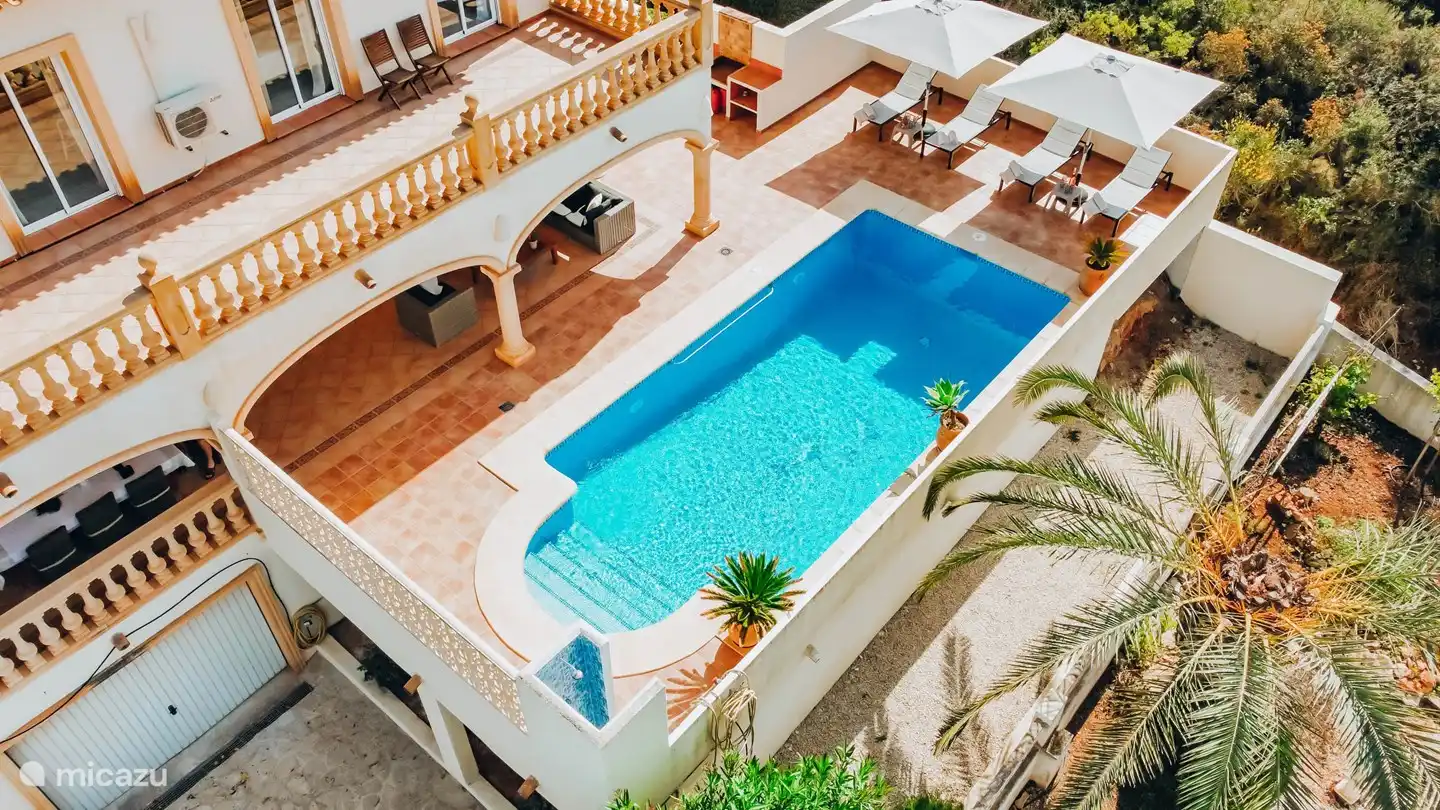 Swimmingpool mit Draufsicht und Außenterrasse