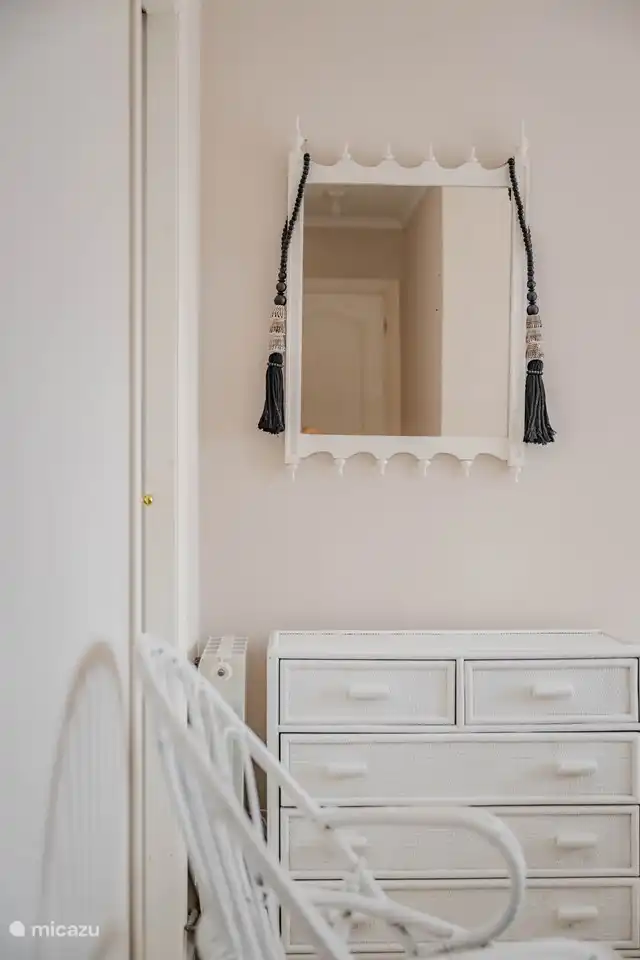 Schlafzimmer 1 mit Klimaanlage, begehbarem Kleiderschrank und eigenem Bad