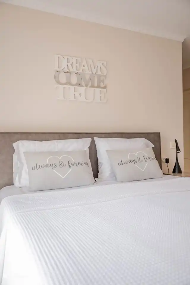 Schlafzimmer 1 mit Klimaanlage, begehbarem Kleiderschrank und eigenem Bad