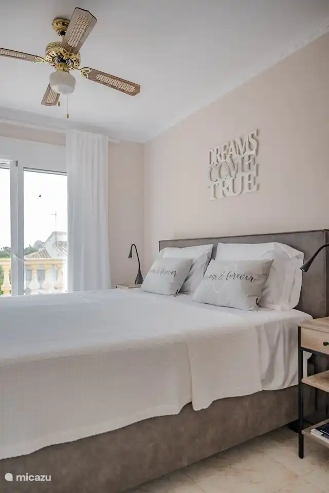 Schlafzimmer 1 mit Klimaanlage, begehbarem Kleiderschrank und eigenem Bad