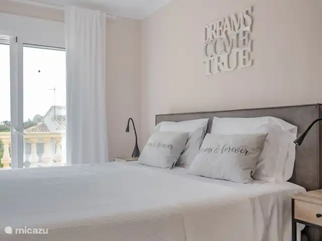 Casa Gorriones Moraira en España, Costa Blanca, Moraira - villa Dormitorio 1 con aire acondicionado, walk-in closet y baño privado