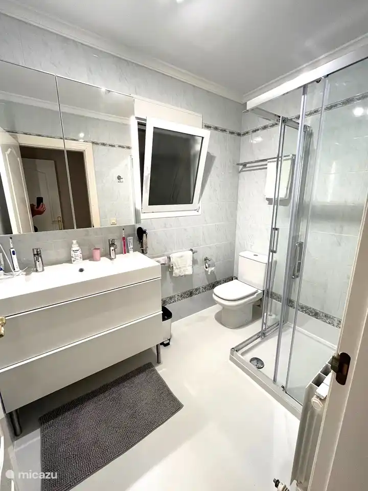 Badezimmer gehört zu Schlafzimmer 1