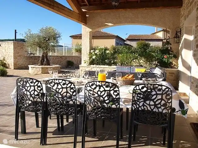 Pierre de Jourdan 8 personnes | France, Ardèche, Grospierres - villa Table à manger sur la terrasse.