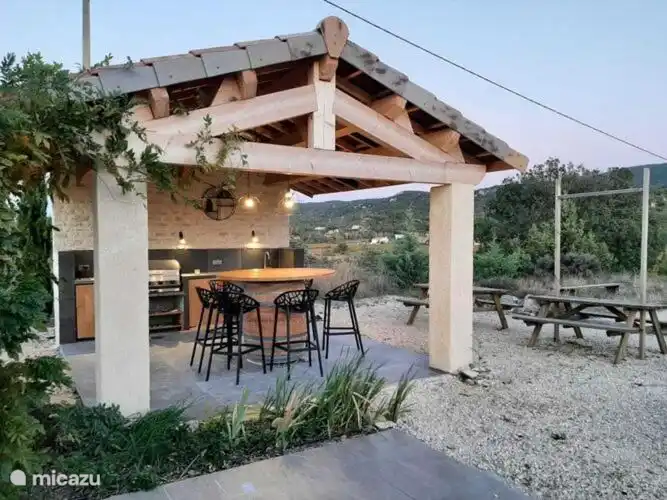 Cuisine extérieure avec barbecue à gaz.